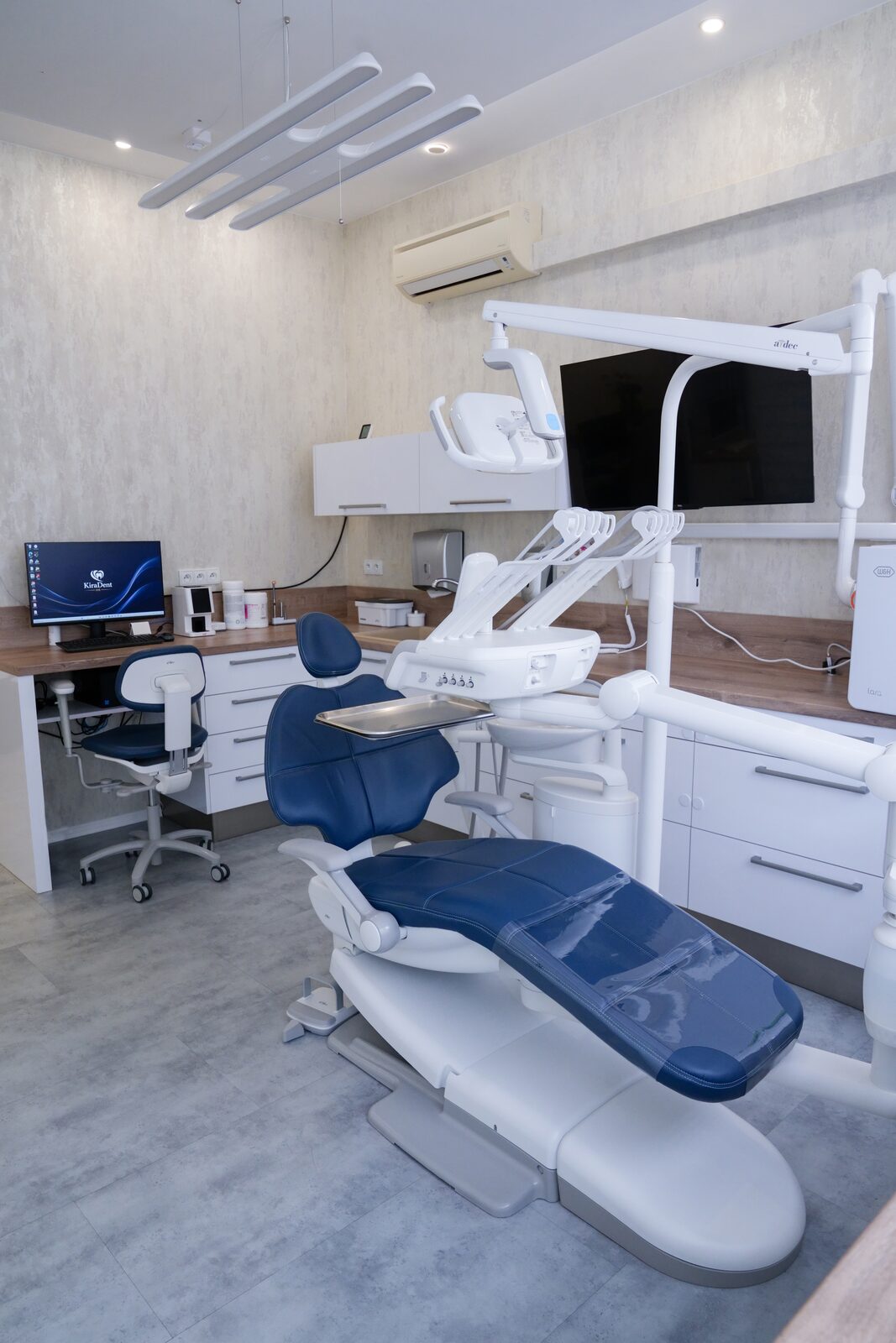 Zubní ordinace KiraDent HK s ošetřovacím křeslem a pracovištěm lékařky